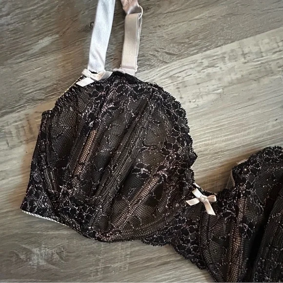 Vintage Victoria’s Secret Bra - Picture 2 of 5